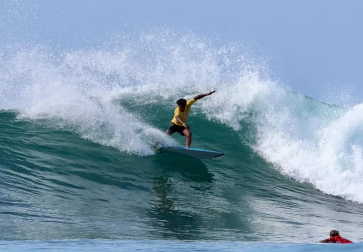 Oli Camarena gana título continental de surf. Foto: Alas Tour/ Philippe Damarsan.