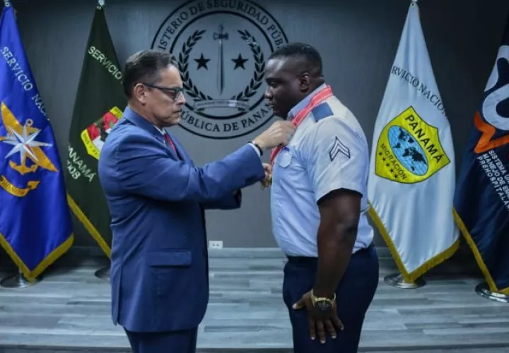 Orlando Arispe recibe la condecoración de parte de Frank Ábrego. Foto: Cortesía