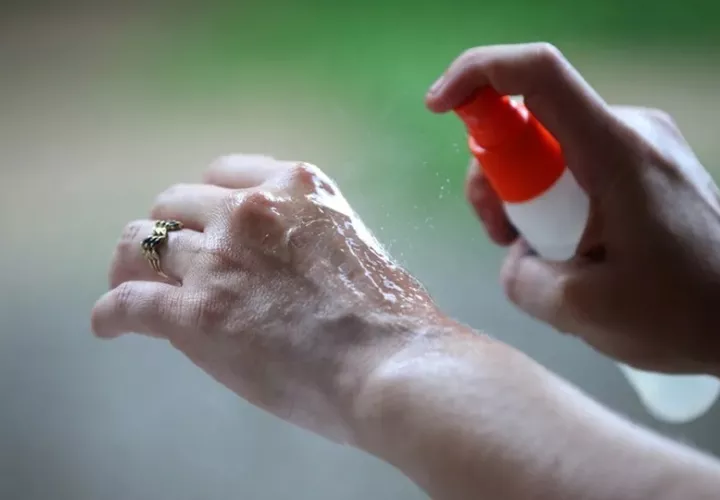 Una mujer utiliza un repelente de mosquitos. Foto: EFE