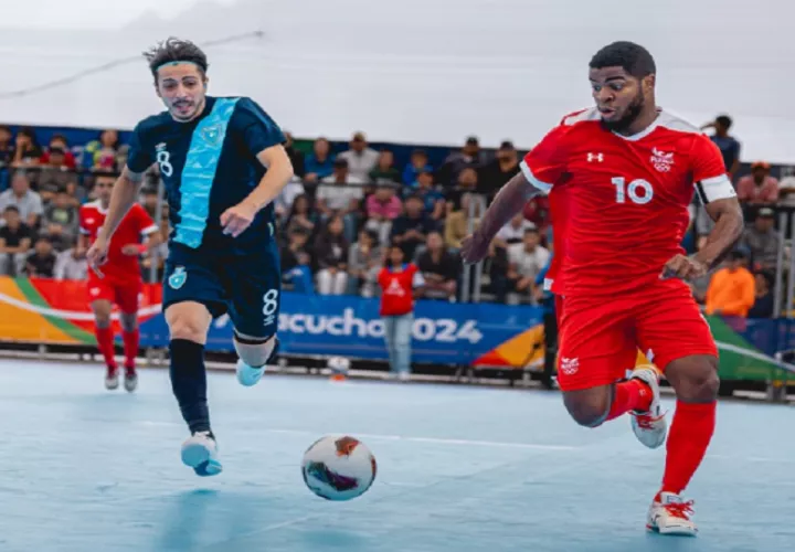 Alfonso Maquensi de Panamá (10) disputa el balón contra Patrick Ruiz de Guatemala (8). Foto: COP