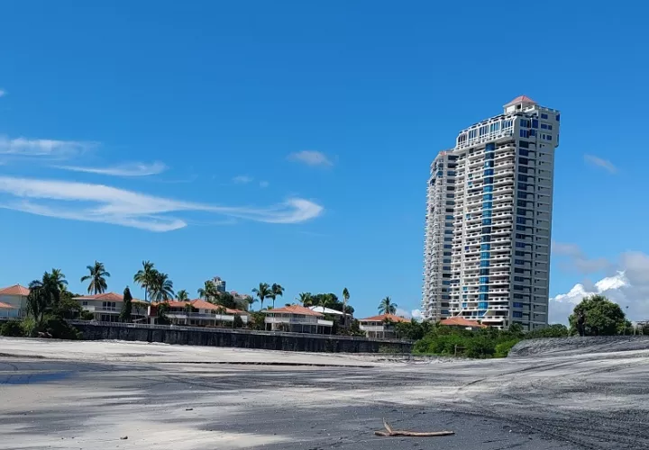 Por el oleaje y mar de fondo,,playa Punta Barco Viejo no es apta para los bañistas. Foto: Eric A. Montenegro.