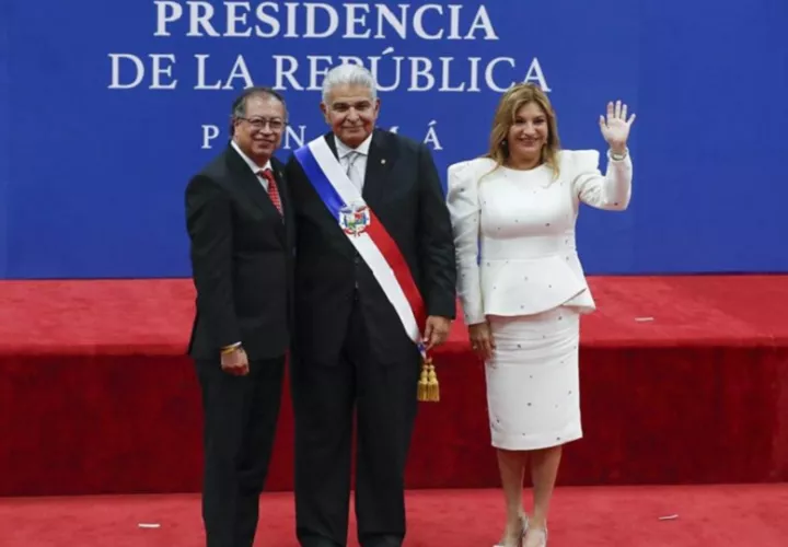 José Raúl Mulino (c), y su esposa, Maricel Cohen (d) posan con el presidente de Colombia, Gustavo Petro, el pasado 1 de julio. Foto: EFE/Archivo