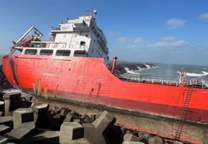 El barco ‘Liquid Gen’, con quince tripulantes a bordo, encalló durante la tarde del sábado. Foto: Tomada de elvigiadecuba.com