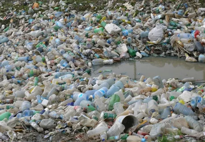 Basura en el barrio Këneta (pantano) en las afueras de la ciudad marítima de Durrës, en  Albania. Foto: EFE