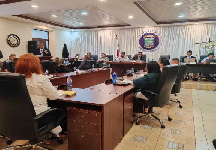 Durante la última sesión del Concejo Municipal, la asesora legal Emma Castillo advirtió que el acuerdo 10 del 30 de octubre del 2019 no hace referencia al otorgamiento de préstamos a funcionarios municipales. Foto. Eric Montenegro