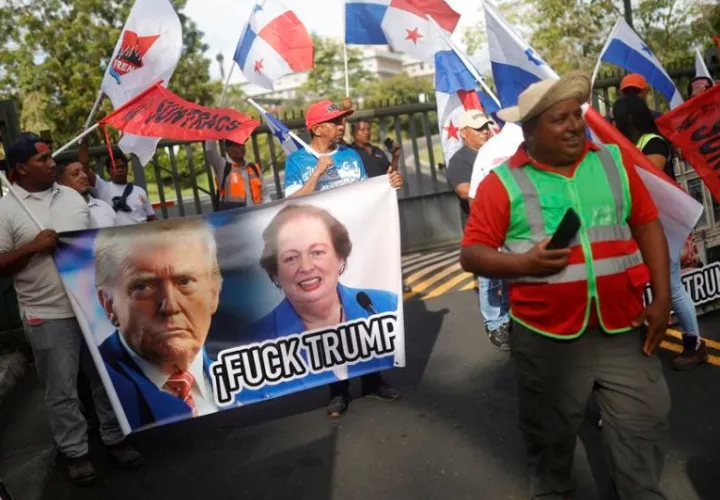  Integrantes de grupos sindicales protestan frente a la Embajada de Estados Unidos. Foto: EFE