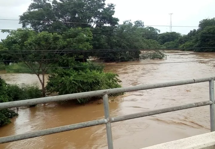 Cuando el río se desborda, el tráfico sobre el puente se paraliza. Foto: Cortesía