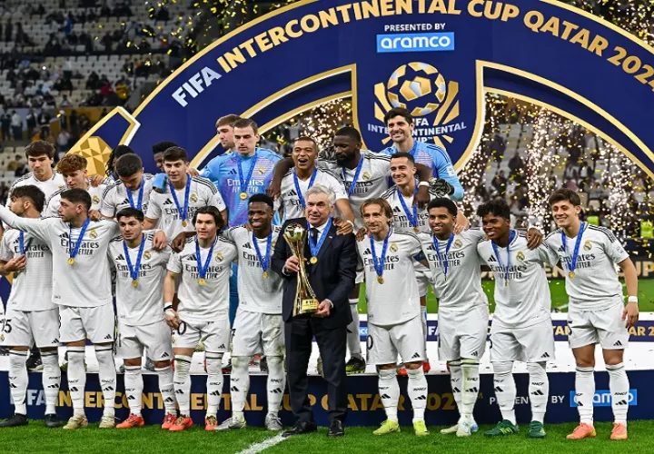 Jugadores del Real Madrid festejan la conquista de la Copa Intercontinental. Foto: EFE