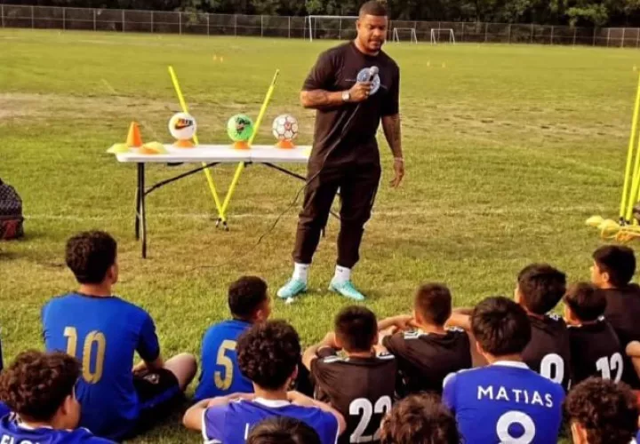 Román Torres, conversa con los jóvenes jugadores. Foto: Cortesía
