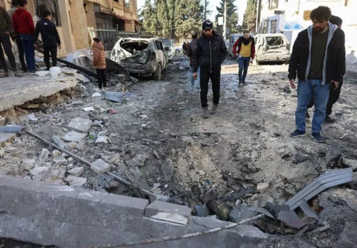 La gente inspecciona los daños tras un ataque aéreo en Idlib, norte de Siria. Foto: EFE