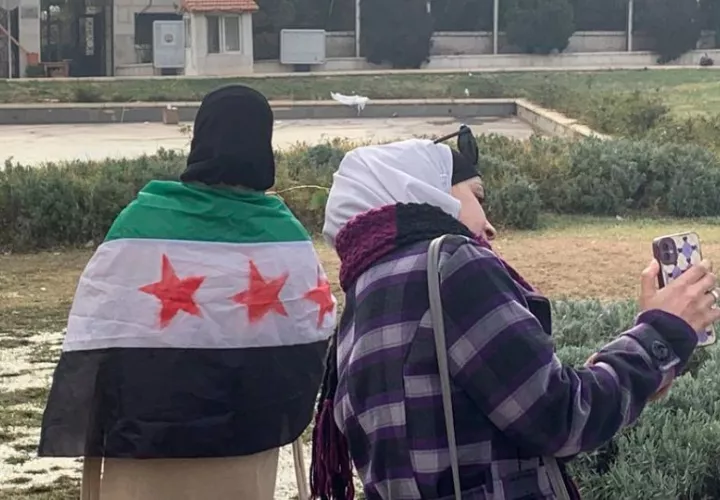 Dos mujeres pasean en la Plaza de los Omeyas en Damasco. Foto: EFE