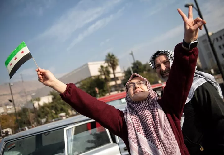 Una mujer celebra en las calles de Damasco, este domingo. Foto: EFE/EPA/Hasan Belal