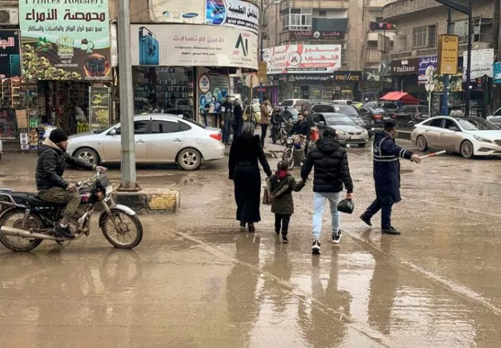 Transeúntes en el centro de la ciudad de Idlib, en el noroeste de Siria. Foto: EFE
