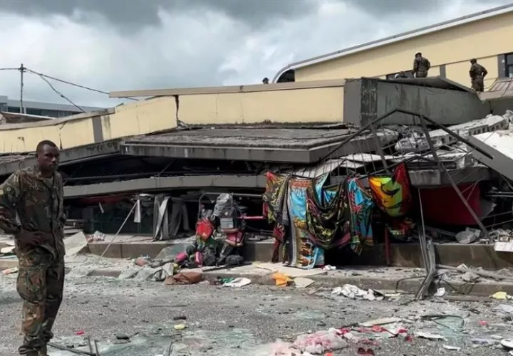 Un soldado parado junto a un edificio derrumbado tras terremoto en Port Vila, Vanuatu. Foto: EFE