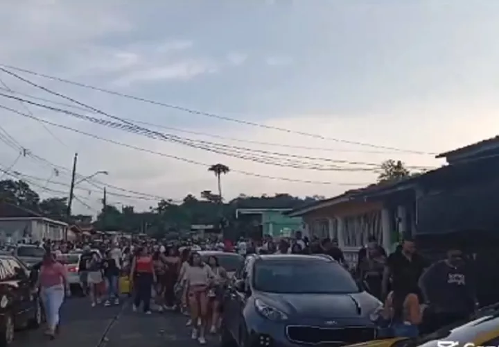 Una gran cantidad de personas fueron desalojados en varios sectores de Vacamonte duerante un parking. Foto. Policía Nacional