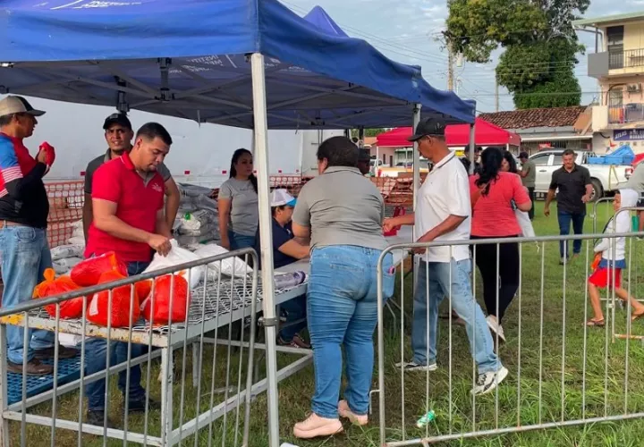 Con esta venta, se buscó ofrecer productos accesibles a las familias de la región en esta temporada de fin de año. Foto: Thays Domínguez