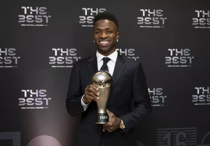 Vinicius con el premio The Best. Foto: EFE