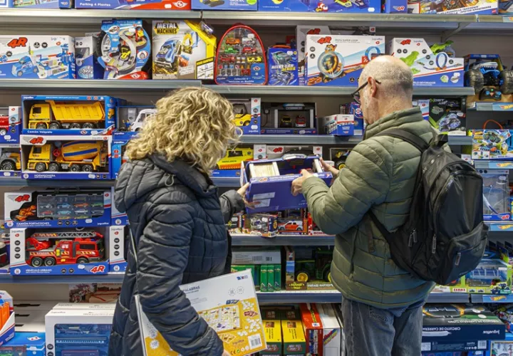 Dos adultos miran juguetes en un establecimiento. Foto: EFE
