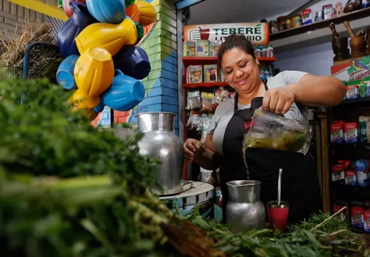 La vendedora de tereré, Silvia Torres, prepara esta bebida tradicional paraguaya. EFE