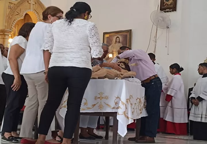 a inicio de la novena los devotos del Santo Cristo de Esquipulas de Antón hacen fila para recibir agua bendita con la que se realizó el lavatorio de los pies del Cristo. Foto. Eric Montenegro
