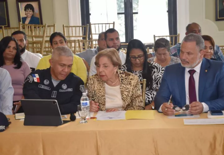 La gobernadora Mayín Correa se reunió con miembros de los estamentos de seguridad. Foto: Cortesía