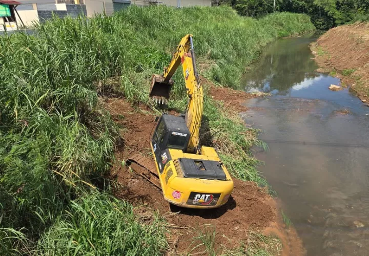 En total se estarán interviniendo siete kilómetros del cauce de este río, dentro de los cuales está la zona residencial de Bello Amor. Foto. Eric Montenegro
