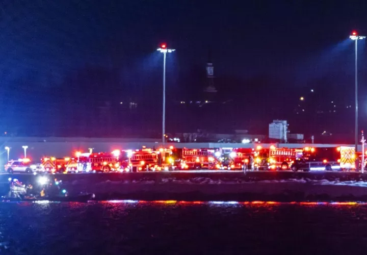 Equipos de rescate se reúnen para responder a un accidente aéreo en el río Potomac. Foto: EFE