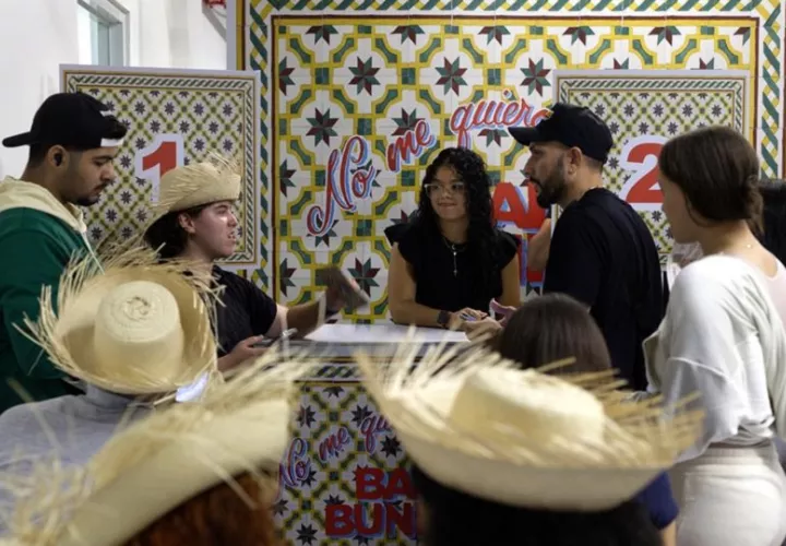 Personas comprando entradas para el concierto de Bad Bunny. Foto: EFE