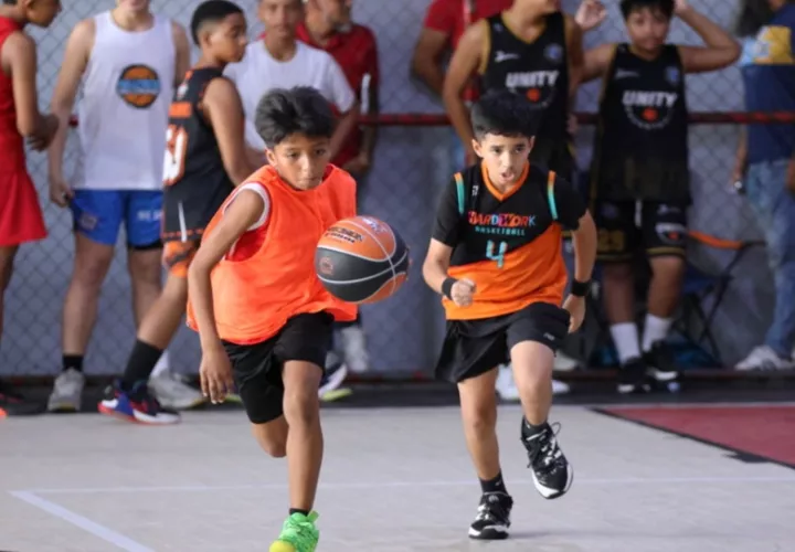 Niños participan en los campamentos de verano. 