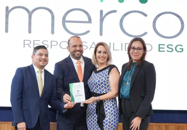 Equipo del Banco Nacional recibe el reconocimiento. Foto: Cortesía Banconal