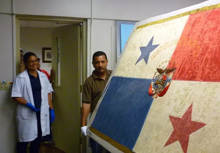 Momento en que laconservadora Rosemary García reconoce la bandera del 9 de enero. Foto: Cortesía 