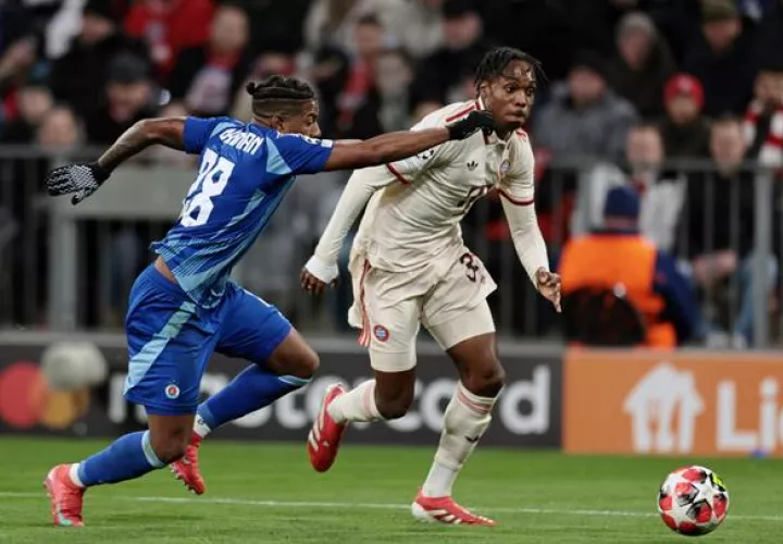 El panameño César Blackman del Slovan Bratislava marca a Mathys Tel del Bayern  de Alemania. Foto: EFE