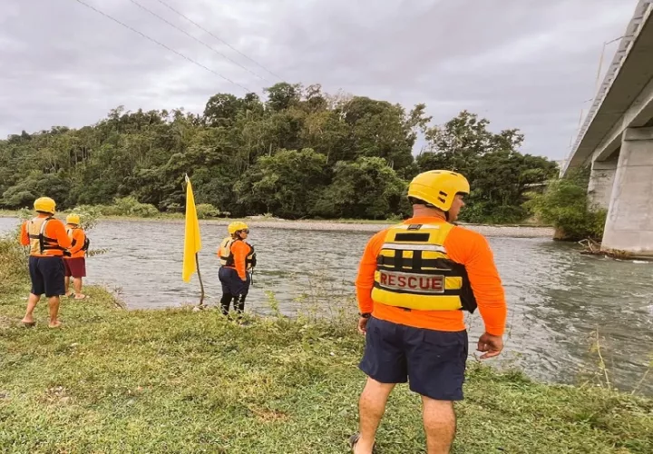 En Bocas del Toro se colocó la bandera amarilla en el río El Silencio por turbiedad. Foto. Sinaproc