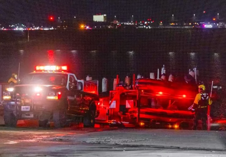 Los equipos de rescate buscan en el río Potomac después del accidente. Foto: EFE