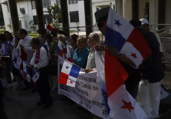 Los manifestantes hicieron un llamado a sus compatriotas a "estar alerta". Foto: EFE