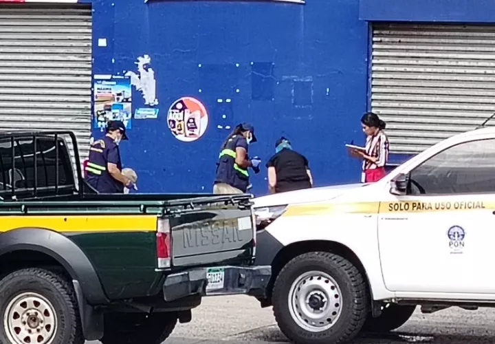El cuerpo del guardia de seguridad fue encontrado en horas de la mañana de este lunes por el personal de la agencia que realizaba el relevo. Foto. Eric Montenegro