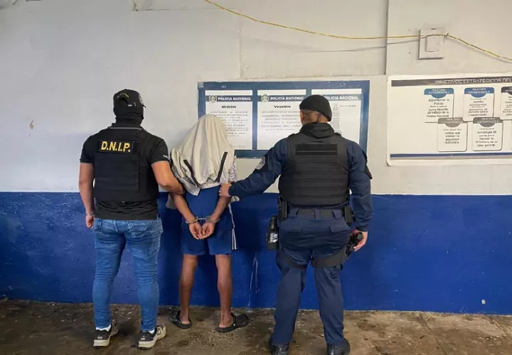 Ahora esta persona será presentada ante un Juez de Garantías del Sistema Penal Acusatorio para legalizar su aprehensión, imputación de cargo por la posesión de esta arma y la medida cautelar. Foto. Proteger y Servir