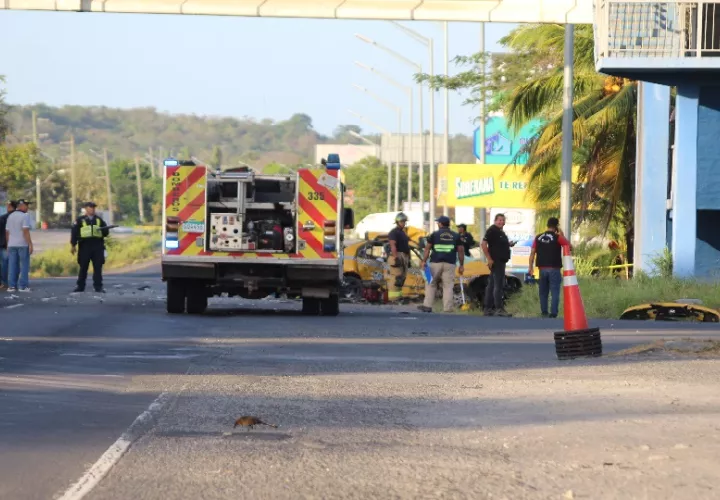 Los cuerpos de dos de las personas fallecidas quedaron atrapados dentro de la carrocería, siendo necesaria la intervención de equipo especializado y personal del Cuerpo de Bomberos. Foto. Eric Montenegro