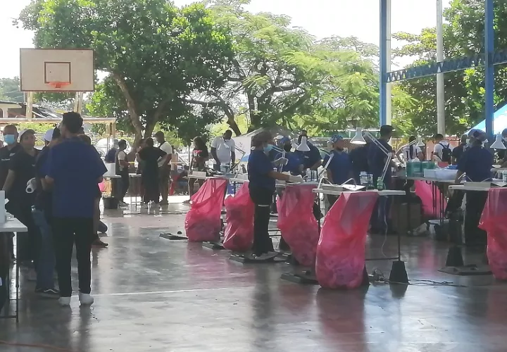 La cancha del barrio El Caracol, ubicada en el corregimiento de Llanos Bonito, fue el escenario durante el fin de semana, para que aproximadamente 1,000 perros y gatos fueran esterilizados. Foto. Thays Domímnguez