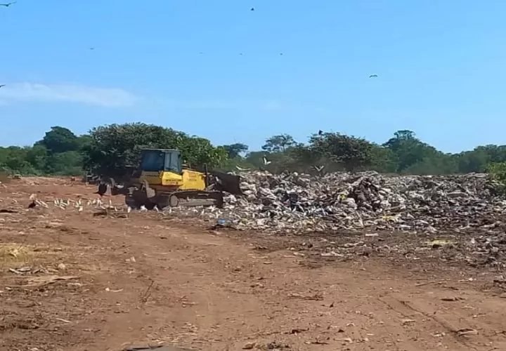 Esta medida está orientada a prevenir posibles incendios en el vertedero municipal ante la llegada de la temporada seca. Foto. Thays Domínguez