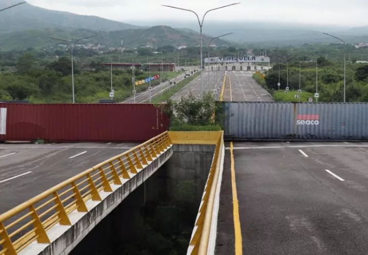 Contenedores en el puente Internacional Atanasio Girardot que une a Cúcuta con el estado de Táchira Venezuela. Foto: EFE