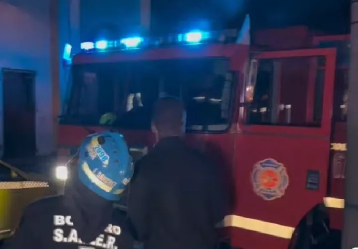 Al lugar del incidente llegaron los bomberos de Colón para sofocar el siniestro en uno de los apartamentos. Foto. Diómedes Sánchez