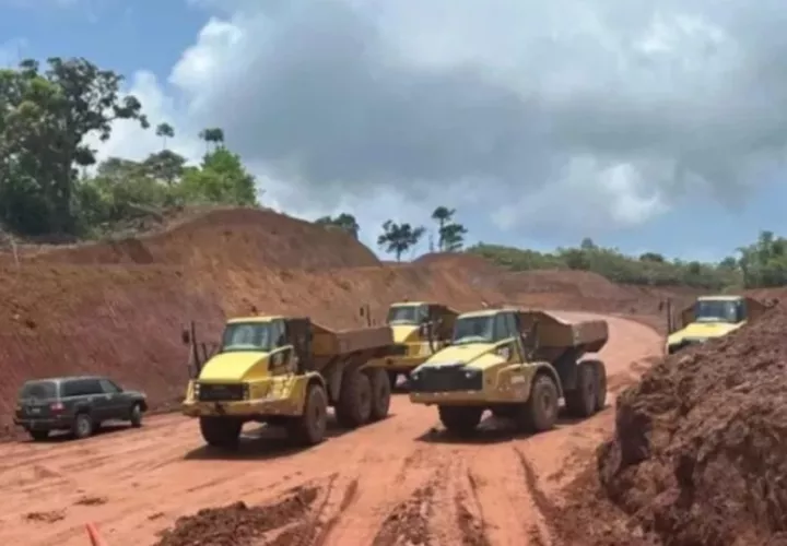 Construcción la carretera Quebrada Ancha-María Chiquita.