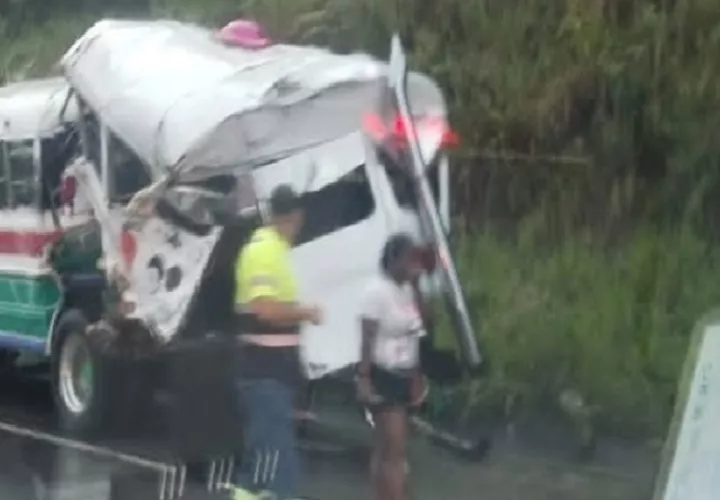 Varios lesionados en una colisión en en la autopista Panamá-Colón.