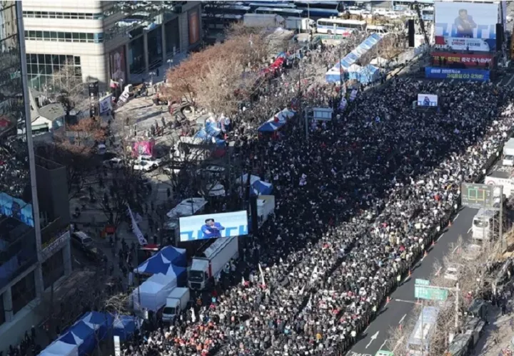 Concentración contra la destitución del presidente Yoon Suk Yeol cerca de la plaza Gwanghwamun, en Seúl, este sábado. EFE/EPA/Yonhap