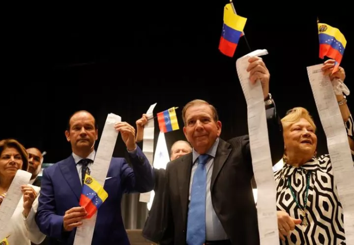 Muestran las actas de las pasadas elecciones en Venezuela. Foto: EFE