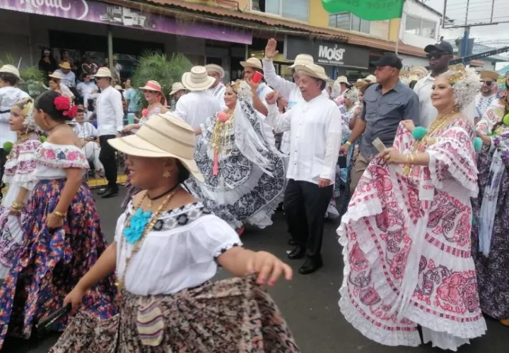 desfile-las_mil_polleras_0.jpg