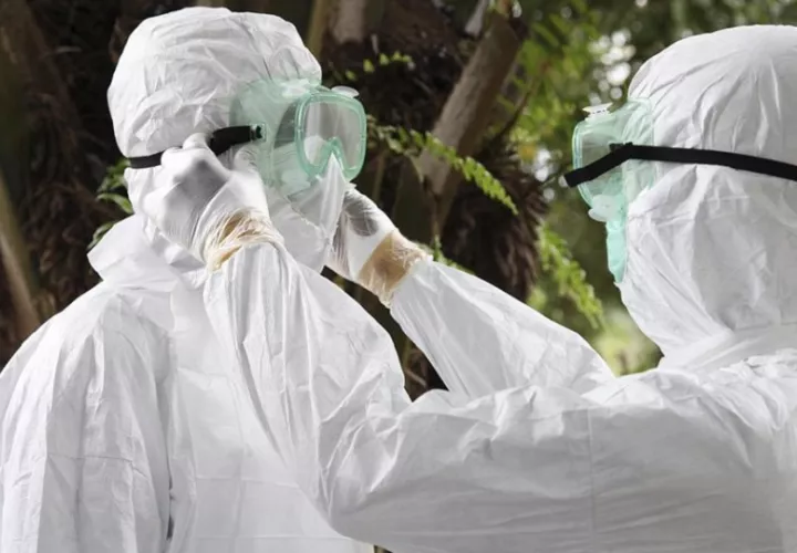 Enfermeros liberianos se preparan para transportar el cuerpo de una víctima del ébola . EFE