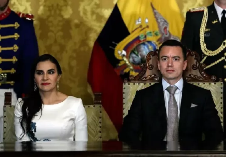 Fotografía de archivo del presidente de Ecuador, Daniel Noboa (d), junto a la entonces vicepresidenta, Verónica Abad (i), en un acto protocolario en el Palacio de Carondeletale en Quito (Ecuador). EFE/José Jácome