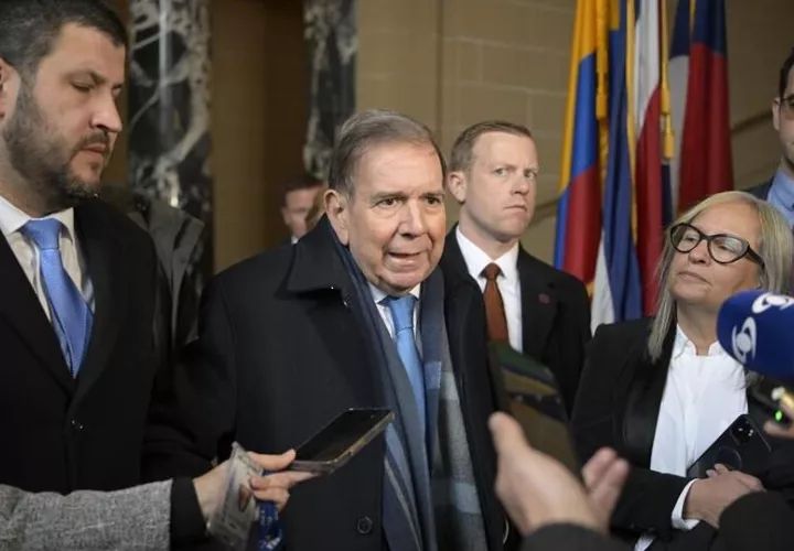 El líder opositor venezolano Edmundo González Urrutia (c) da declaraciones luego de una reunión privada con el secretario de la OEA Luis Almagro. Foto: EFE